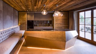 Der Tischlerei Decker aus Itter machte selbst die niedrige Decke in einer Kitzbüheler Wohnung nicht allzu sehr zu schaffen. | © Chris Hasibeder 38.5 Agentur.Studios.Innsbruck