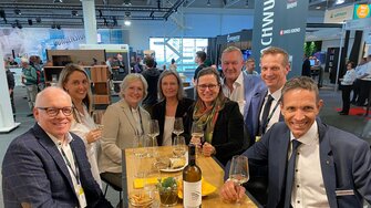 Pröschtli: Das Schweizer ADLER-Team mit Andrea und Claudia M. Berghofer (Mitte) und Gästen stieß auf einen gelungenen Messeauftritt bei der Holz Basel an. 