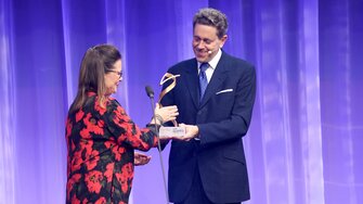 Claudia Berghofer nahm den Preis „Unternehmen mit Verantwortung“ stellvertretend für das große ADLER-Team entgegen. | © Clemens Fabry / Die Presse