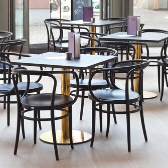 Im edlen gebeizten ADLER-Schwarz kommt auch das Armlehn-Modell 209 im Restaurant „Table“ in der Kunsthalle Schirn in Frankfurt daher. | © Thonet GmbH © Constantin Meyer