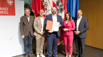 ADLER-Lehrlingsverantwortlicher Michael Enders (Mi.) mit dem Tiroler Arbeiterkammer-Präsident Erwin Zangerl, Wirtschaftslandesrat Mario Garber, Arbeitslandesrätin und Astrid Mair und David Narr (Fachkräftekoordinator der Wirtschaftskammer Tirol) (v.li.).  | © Land Tirol / Sedlak
