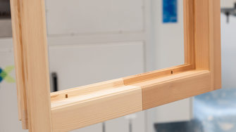 Hätten Sie's erkannt? Links Kiefer, rechts Lärche – oder? Von wegen: Beides ist Kiefer, rechts allerdings mit Aquawood Primo Positiv von ADLER im Lärchen-Look beschichtet. | © ADLER