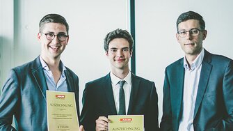 Sebastian Schoissengeyer und Simon Rabl durften sich über die ADLER-Auszeichnung aus der Hand von Dr. Albert Rössler, Leiter der Forschung & Entwicklung bei ADLER, freuen.