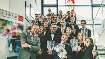 Freude und Erleichterung: Der erste Jahrgang der Chemie-HTL Kramsach hat die Matura erfolgreich gemeistert.