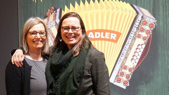 GF Andrea Berghofer (li.) und Claudia Berghofer (Chefin der Unternehmenskommunikation, re.) auf der FAF in Köln. (Foto: ADLER)