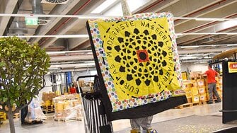 Wir haben es auf gelb auf schwarz auf Papier: ADLER hat Europas modernste Wasserlackfabrik gebaut!