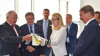 1200 Farbtöne? Gibt es so viele überhaupt? Seniorchef Günther Berghofer demonstrierte Landeshauptmann Günther Platter und Bundesministerin Dr. Margarete Schramböck die ADLER-Farbenvielfalt.