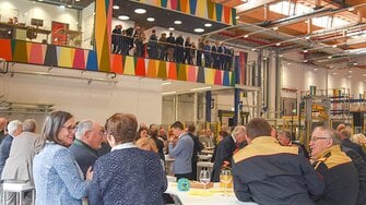 So sauber, dass man sogar darin essen kann: Ihren Abschluss fanden die Feierlichkeiten in der neuen ADLER-Wasserlackfabrik.