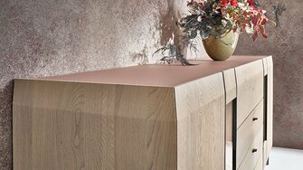 Sideboard in Asteiche mit modernen Holztönen und Trendfarben Foto: Anrei