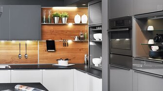 Voll im Trend: Küche in Holz und Grau Foto: ewe