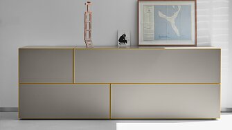 Zeitlose, elegante Flächen speziell in Grau sind vorherrschend bei den Pigmentlack-Flächen Foto: Kettnaker