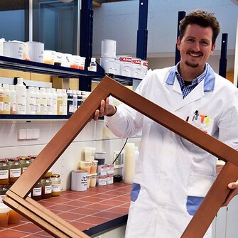 ADLER-Entwickler Dr. Simon Leimgruber zeigt ein mit ADLER Aquawood Diamond beschichtetes Muster. (Fotohinweis: ADLER)