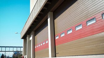 Das High-End-Produkt 2K-PU-Multilack von ADLER bietet Haftung und verlässlichen Schutz auch bei schwierigen Untergründen – etwa auf pulverbeschichteten Garagentoren oder Alu-Fenstern.