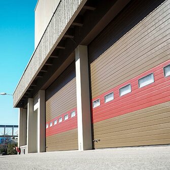 Das High-End-Produkt 2K-PU-Multilack von ADLER bietet Haftung und verlässlichen Schutz auch bei schwierigen Untergründen – etwa auf pulverbeschichteten Garagentoren oder Alu-Fenstern.