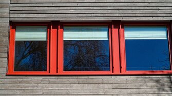 Das High-End-Produkt 2K-PU-Multilack von ADLER bietet Haftung und verlässlichen Schutz auch bei schwierigen Untergründen – etwa auf pulverbeschichteten Garagentoren oder Alu-Fenstern.