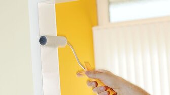 Der universelle Malerlack Aqua-Nova Pro erzeugt im Streich- wie im Rollauftrag eine gleichmäßige Oberflächenoptik.