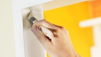 Der universelle Malerlack Aqua-Nova Pro erzeugt im Streich- wie im Rollauftrag eine gleichmäßige Oberflächenoptik.