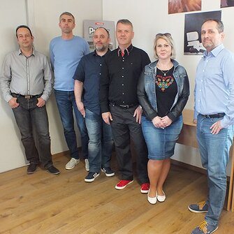 Das Verkaufsteam im Foto oben von rechts nach links: Igor Valach, Verkaufsleiter; Stanislava Zacharová, Handelspartner, Július Šlajferčík, Region Prešov, Košice; Marián Žiška, Region Bratislava,Trnava; Anton Macanga, Region Trenčín, Žilina; Stanislav Repka, Region Banská Bystrica, Nitra