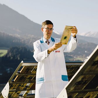 Dr. Albert Rössler, Leiter des Bereichs Forschung & Entwicklung bei Österreichs führendem Lackhersteller ADLER.