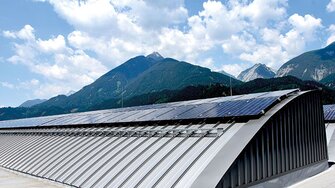 Die Photovoltaikanlagen auf den Dächern der ADLER-Wasserlackfabrik und des neuen Hochregallagers produzieren pro Jahr rund 250.000 kWh sauberen Strom.