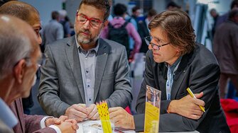 Kompetente Beratung aus erster Hand: Die Entwicklungs-Profis Reinhard Guem und Reinhard Huber standen am Messestand Rede und Antwort. (Fotohinweis: ADLER)