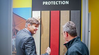 Verkaufsleiter Richard Mölk erklärt die Stärken des Holzschutz-Sortiments von ADLER. (Fotohinweis: ADLER)