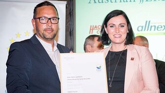 Als Vertreter der ADLER-Werk Lackfabrik nahm Hannes Obermair die Auszeichnung von Bundesministerin Elisabeth Köstinger entgegen.