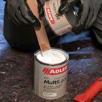 Der neue 2K-PU-Multilack von ADLER liefert auf allen Untergründen beste Streichergebnisse – sogar auf Fliesen.