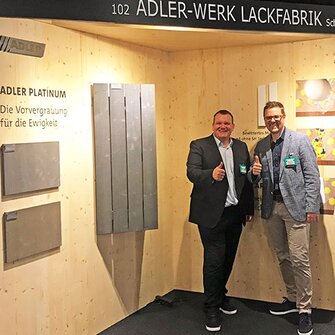 Messeteam bestens gelaunt, Messe bestens gelaufen: ADLER Architektenbetreuer Manfred Höfurthner und ADLER Verkaufsleiter Daniel Pesserer vor ihrem ADLER-Stand auf der ARCHITECT@WORK.