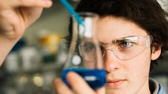 Farbe im Blick: ADLER sucht auf der BeSt³ die besten Nachwuchs-Chemiker/-innen.
