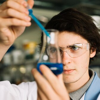 Farbe im Blick: ADLER sucht auf der BeSt³ die besten Nachwuchs-Chemiker/-innen.