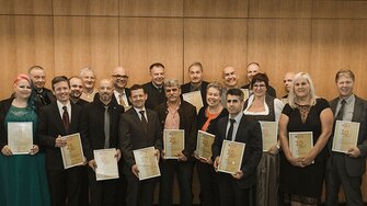 Wie stets im Mittelpunkt des Betriebsabends: Die Jubilare, die für 10-, 25- und 35-jährige Treuer zu ADLER geehrt wurden.