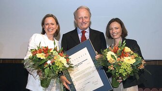 Günther Berghofer mit seinen Töchtern Claudia (li.) und Andrea (re.) bei der Ehrung von ADLER als bester Familienbetrieb Tirols 2004.