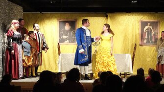 Gebannt verfolgten die vielen kleinen und großen Gäste bei der ADLER-Kinderweihnachtsfeier das Theaterstück auf der Tyrolit-Bühne.