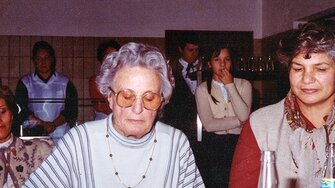 Seniorchefin Hermine Berghofer begründete schon vor Jahrzehnten die Tradition der ADLER-Kinderweihnacht.