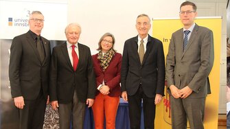 Freuen sich auf die künftige Zusammenarbeit: Dekan Hubert Huppertz, ADLER-Seniorchef Günther Berghofer, Geschäftsführerin Andrea Berghofer, Rektor Tilmann Märk und Albert Rössler, Leiter der Forschung & Entwicklung bei ADLER.