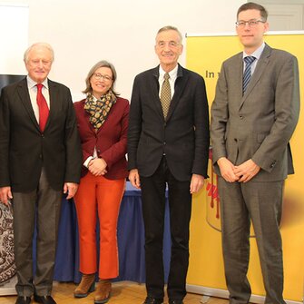 Freuen sich auf die künftige Zusammenarbeit: Dekan Hubert Huppertz, ADLER-Seniorchef Günther Berghofer, Geschäftsführerin Andrea Berghofer, Rektor Tilmann Märk und Albert Rössler, Leiter der Forschung & Entwicklung bei ADLER.