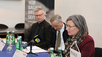 ADLER-Geschäftsführerin Berghofer erläutert die Motivation von ADLER zur Stiftung der neuen Professur.