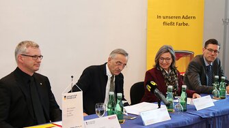 Dekan Hubert Huppertz, Rektor Tilmann Märk, ADLER-Geschäftsführerin Andrea Berghofer und Albert Rössler, Leiter der Forschung & Entwicklung, bei der gemeinsamen Pressekonferenz.
