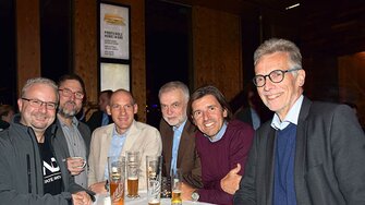 Reinhard Guem (2.v.rechts), Leiter Entwicklung Möbelindustrie, im Gespräch