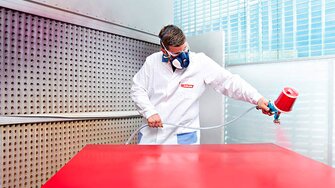 Mit dem neuen ADLER Aqua-Nova Pro Spray lackieren Maler-Profis besonders schnell und effizient im Spritzauftrag. (Fotohinweis: ADLER)