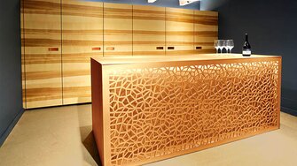 Die Echtmetalleffekte von ADLER verwandeln Holz in echtes Kupfer, Messing, Bronze oder Zinn. (Fotohinweis: www.schreinerei-beer.de)