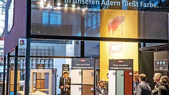 Der neu gestaltete ADLER-Stand bot viel Platz für Musterflächen aus allen Bereichen – von Fenster und Fassade bis zur Möbeloberfläche.