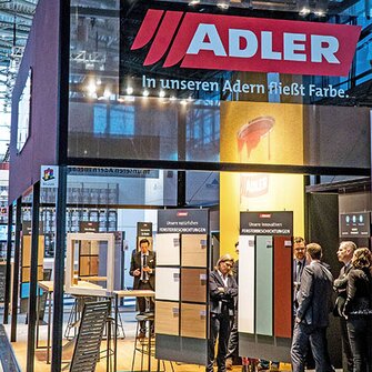 Der neu gestaltete ADLER-Stand bot viel Platz für Musterflächen aus allen Bereichen – von Fenster und Fassade bis zur Möbeloberfläche.