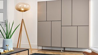 Der Möbellack mit Super(regenerations)kräften: ADLER Bluefin Pigmosoft lässt kleine Gebrauchsspuren über Nacht spurlos verschwinden. (Fotohinweis: Kettnaker)