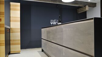 Der spritzbare Echtbeton Bluefin Pure-Concrete vermittelt eine raue Eleganz und setzt somit reizvolle Akzente im Wohnbereich.