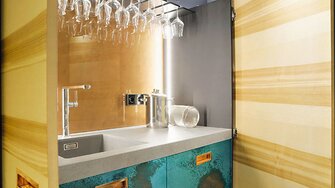 Verwandlungskünstler aus der Dose: Mit dem Oberflächeneffekt von ADLER verwandelt sich Holz in elegant patinierte Bronze.