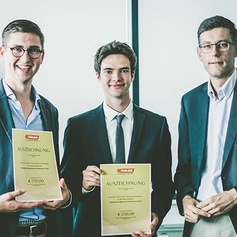 Sebastian Schoissengeyer und Simon Rabl durften sich über die ADLER-Auszeichnung aus der Hand von Dr. Albert Rössler, Leiter der Forschung & Entwicklung bei ADLER, freuen.