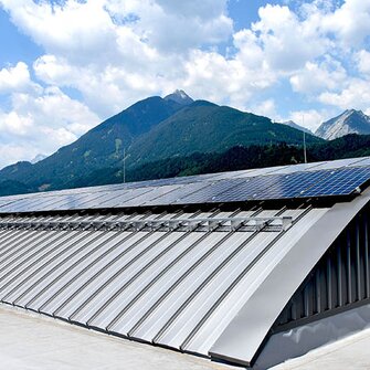 Mit einer modernen Photovoltaikanlage versorgt sich die neue Wasserlackfabrik bei ADLER selbst mit sauberem Strom.