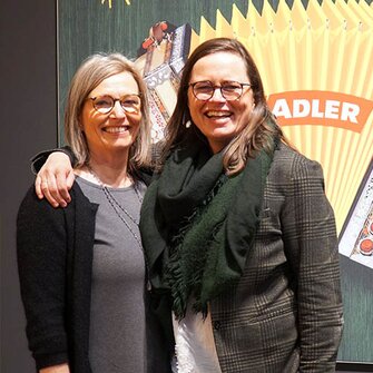 GF Andrea Berghofer (li.) und Claudia Berghofer (Chefin der Unternehmenskommunikation, re.) auf der FAF in Köln. (Foto: ADLER)